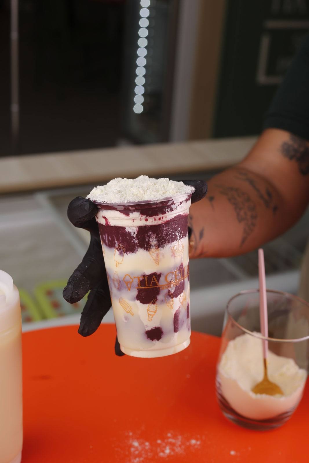 Copo de açaí em camadas com leite condensado e leite Ninho.