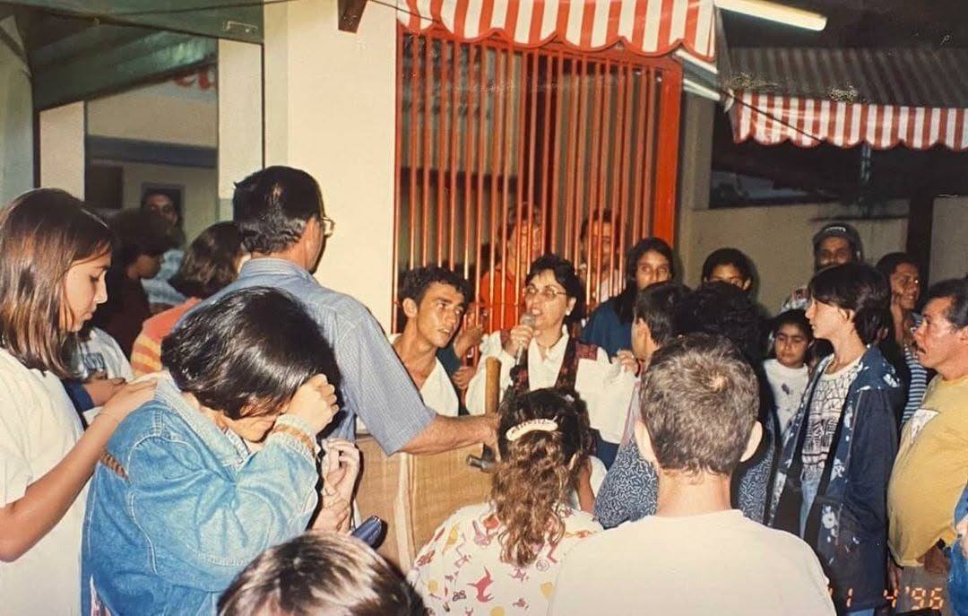 Fotografia antiga da sorveteria cheia de gente na porta, durante uma ação promovida pela casa.