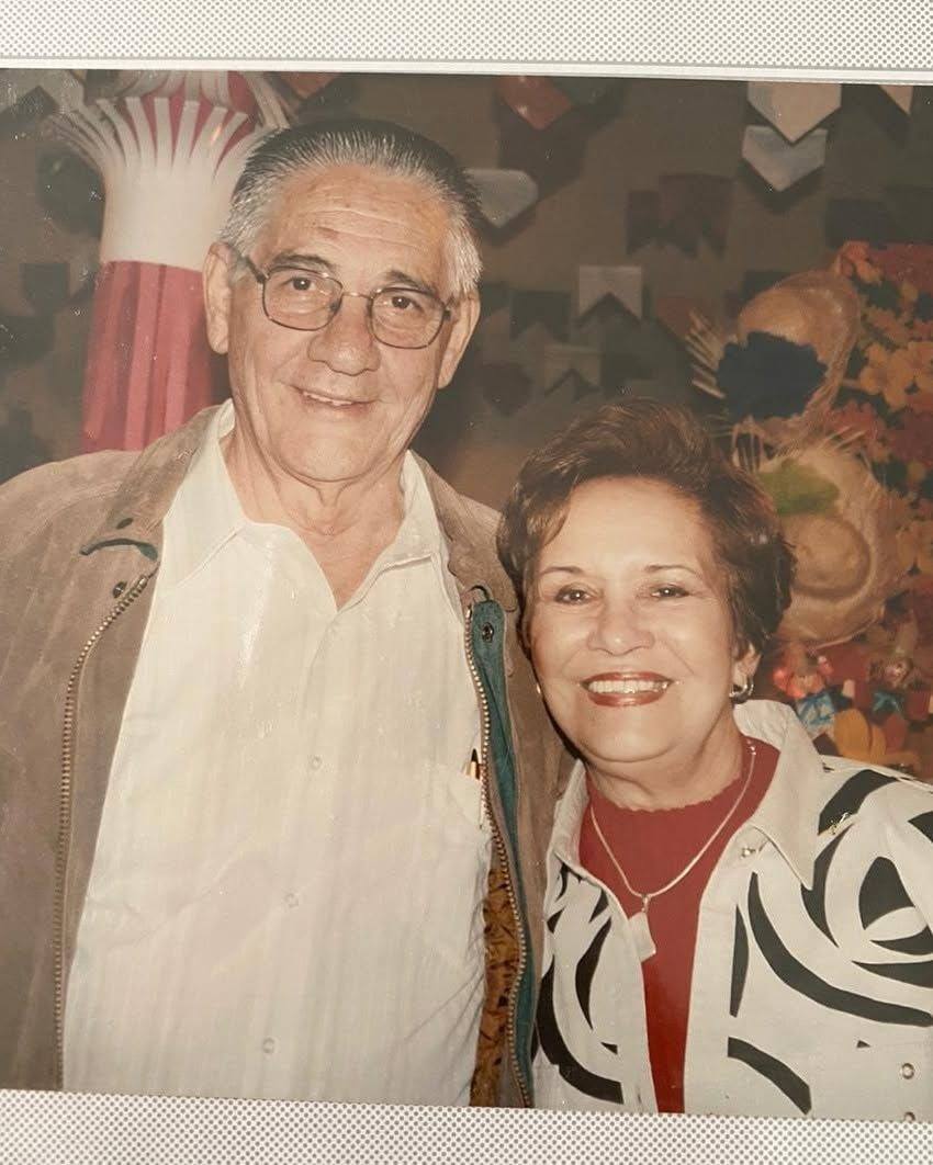 Tia Célia e Tuban sorrindo lado a lado.